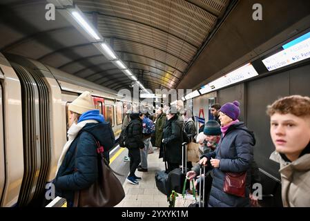 i clienti i viaggiatori e i passeggeri attendono sulla piattaforma della metropolitana king attraversa la linea circolare londra inghilterra gran bretagna regno unito Foto Stock