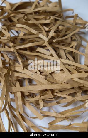 Materiale da imballaggio in carta marrone sminuzzato. Foto Stock