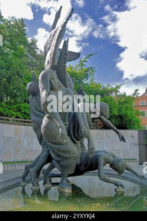 Dublino, Irlanda - 14 giugno 2024: Statua dei bambini di Lir in of Garden of Remembrance in commemorazione di coloro che hanno perso la vita combattendo per l'indigenza irlandese Foto Stock