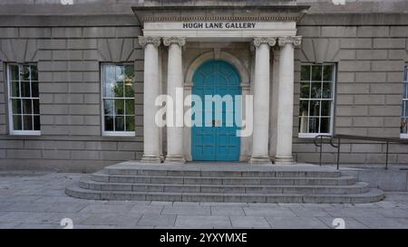 Dublino, Irlanda - 14 giugno 2024: Esterno della Hugh Lane Gallery che mostra gradini di pietra che conducono a grandi porte blu ornate con colonne di pietra su entrambi i lati A. Foto Stock