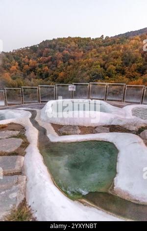 Bagno termale nei villaggi greci di Thermes vicino a Xanthi, splendido paesaggio e architettura minareto, cultura e religione musulmana, sorgenti termali calde. Foto Stock