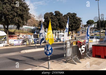 Famiglie di ostaggi presi dai terroristi di Hamas durante l'attacco del 7 ottobre 2023 hanno allestito tende di fronte al parlamento israeliano - Knesset a Gerusalemme, Israele il 17 dicembre 2024 Foto Stock