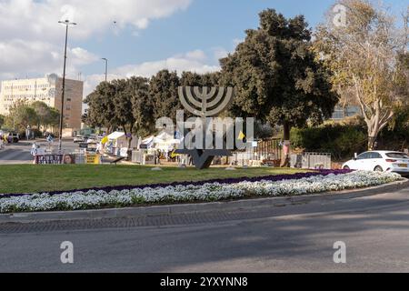 Famiglie di ostaggi presi dai terroristi di Hamas durante l'attacco del 7 ottobre 2023 hanno allestito tende di fronte al parlamento israeliano - Knesset a Gerusalemme, Israele il 17 dicembre 2024 Foto Stock