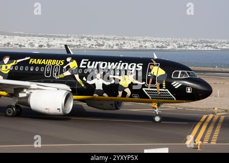 Un Airbus A320 di Eurowings in una speciale livrea BVB Borussia Dortmund Fanbus in attesa di partire dall'Aeroporto Arrecife Lanzarote Foto Stock