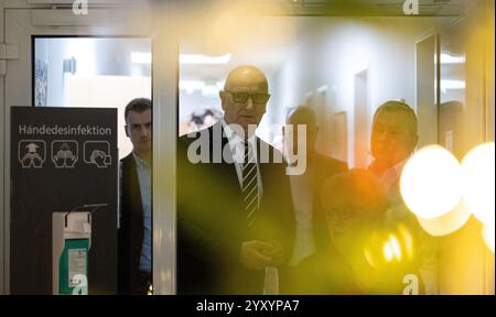 18 dicembre 2024, Brandeburgo, Brandeburgo/Havel: Il Ministro del Brandeburgo, il Presidente Dietmar Woidke (SPD), visita l'Ospizio di Brandeburgo. Foto: Hannes P. Albert/dpa Foto Stock