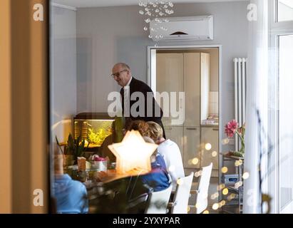 18 dicembre 2024, Brandeburgo, Brandeburgo/Havel: Il Ministro del Brandeburgo, il Presidente Dietmar Woidke (SPD), parla con i pazienti e gli assistenti dell'Ospizio Brandenburg. Foto: Hannes P. Albert/dpa Foto Stock