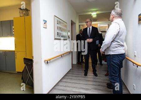 18 dicembre 2024, Brandeburgo, Brandeburgo/Havel: Il Ministro Presidente del Brandeburgo Dietmar Woidke (SPD, M) parla con Sven Rohde, Presidente/CEO del gruppo Jedermann, a Hospiz Brandenburg. Foto: Hannes P. Albert/dpa Foto Stock