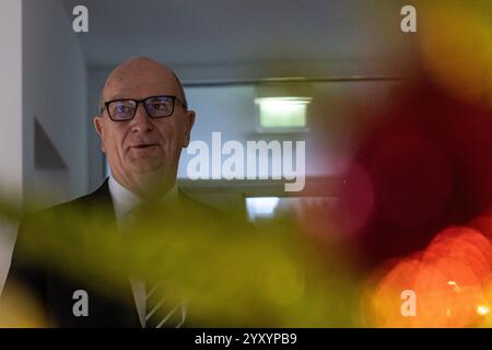 18 dicembre 2024, Brandeburgo, Brandeburgo/Havel: Il Ministro del Brandeburgo, il Presidente Dietmar Woidke (SPD), visita l'Ospizio di Brandeburgo. Foto: Hannes P. Albert/dpa Foto Stock
