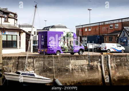 Furgone Purple Royal Bank of Scotland Mobile Banking sulle mura del porto di Mallaig Foto Stock