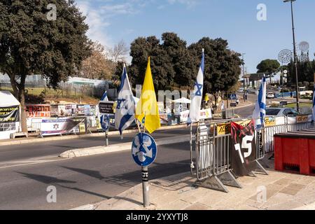 Gerusalemme, New York, Stati Uniti. 17 dicembre 2024. Famiglie di ostaggi presi dai terroristi di Hamas durante l'attacco del 7 ottobre 2023 hanno allestito tende di fronte al parlamento israeliano - Knesset a Gerusalemme, Israele il 17 dicembre 2024 (Credit Image: © Lev Radin/ZUMA Press Wire) SOLO USO EDITORIALE! Non per USO commerciale! Foto Stock