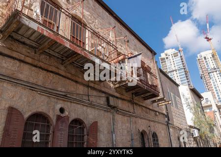 Gerusalemme, New York, Stati Uniti. 17 dicembre 2024. Nuova costruzione vista accanto a vecchi edifici sulla strada a Gerusalemme, Israele il 17 dicembre 2024 (Credit Image: © Lev Radin/ZUMA Press Wire) SOLO USO EDITORIALE! Non per USO commerciale! Foto Stock