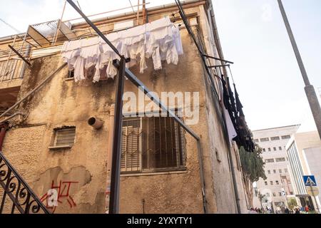 Gerusalemme, New York, Stati Uniti. 17 dicembre 2024. I vestiti si stanno asciugando all'esterno dell'edificio a Gerusalemme, Israele il 17 dicembre 2024 (Credit Image: © Lev Radin/ZUMA Press Wire) SOLO PER USO EDITORIALE! Non per USO commerciale! Foto Stock
