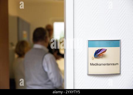 18 dicembre 2024, Brandeburgo, Brandeburgo/Havel: Vista delle decorazioni natalizie e dell'infermiera attraverso una finestra. Foto: Hannes P. Albert/dpa Foto Stock