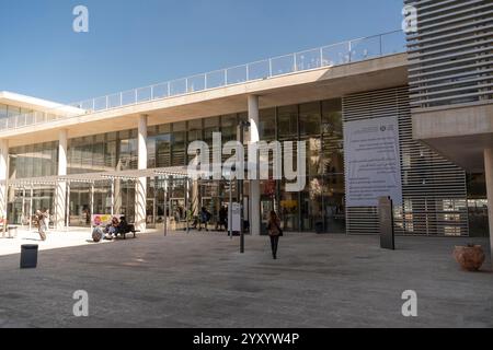 Gerusalemme, New York, Stati Uniti. 17 dicembre 2024. Le persone camminano all'ingresso dell'Accademia d'Arte di Gerusalemme, Israele il 17 dicembre 2024 (Credit Image: © Lev Radin/ZUMA Press Wire) SOLO PER USO EDITORIALE! Non per USO commerciale! Foto Stock