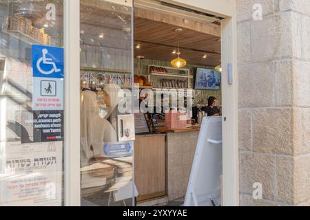 Gerusalemme, Stati Uniti. 17 dicembre 2024. Vista della caffetteria a Gerusalemme, Israele, il 17 dicembre 2024. (Foto di Lev Radin/Sipa USA) credito: SIPA USA/Alamy Live News Foto Stock