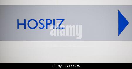18 dicembre 2024, Brandeburgo, Brandeburgo/Havel: "Hospice" è scritto su un cartello di fronte all'Hospice Brandeburgo. Foto: Hannes P. Albert/dpa Foto Stock