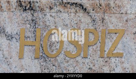 18 dicembre 2024, Brandeburgo, Brandeburgo/Havel: "Hospice" è scritto su un muro dell'Hospice Brandenburg. Foto: Hannes P. Albert/dpa Foto Stock