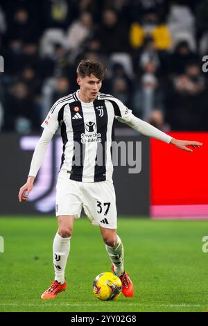 Torino, Italia. 17 dicembre 2024. Nicolo Savona della Juventus FC in azione durante la partita di Coppa Italia tra Juventus FC e Cagliari calcio. Crediti: Nicolò campo/Alamy Live News Foto Stock