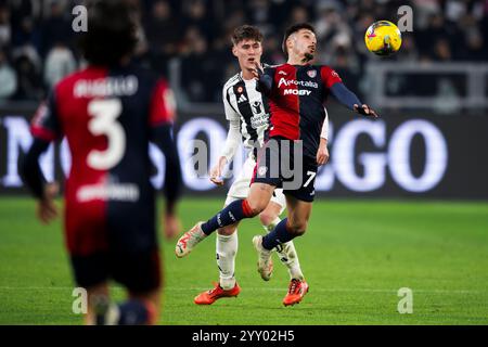 Torino, Italia. 17 dicembre 2024. Gianluca Gaetano del Cagliari calcio compete per il pallone con Nicolo Savona della Juventus FC durante la partita di Coppa Italia tra Juventus FC e Cagliari calcio. Crediti: Nicolò campo/Alamy Live News Foto Stock