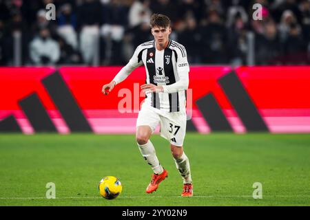 Torino, Italia. 17 dicembre 2024. Nicolo Savona della Juventus FC in azione durante la partita di Coppa Italia tra Juventus FC e Cagliari calcio. Crediti: Nicolò campo/Alamy Live News Foto Stock