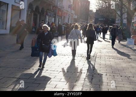 gli amanti dello shopping camminano sulla "gentleman's walk", norwich, norfolk, inghilterra Foto Stock