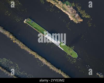 Vista aerea in droni sulle piccole case sull'acqua presso Loosdrechtse plassen, case per il tempo libero immersi nella natura acquatica. Foto Stock