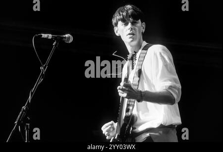 MELYS, CONCERTO, 1998: Paul Adams il chitarrista della band gallese Melys suona al Cardiff Big Weekend al Museum Lawns di Cardiff, Galles, Regno Unito, l'8 agosto 1998. Foto: Rob Watkins. INFO: Melys, un gruppo indie-pop gallese formatosi nei primi anni '90, realizzò brani stravaganti e melodici caratterizzati dalla voce di Andrea Parker. Album come "Rumours and Curses" hanno mostrato il loro suono eclettico, mescolando indie pop ed elettronica Foto Stock