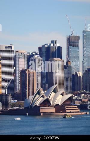 Sydney, nuovo Galles del Sud, Australia - 17 agosto 2023: Veduta del CBD di Sydney e della Sydney Opera House Foto Stock