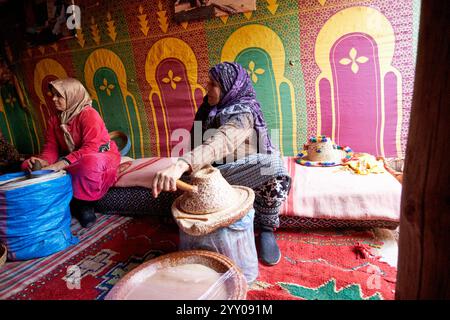 donne berbere anziane in un collettivo di argan che produce olio di argan utilizzando metodi tradizionali a mano a marrakech, marocco Foto Stock