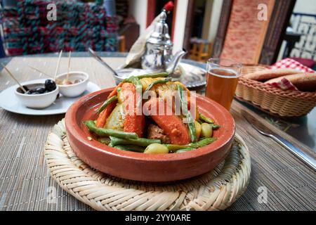 manzo e verdure tagine solo con tè alla menta in un ristorante a marrakech, marocco Foto Stock