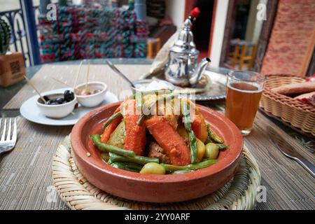 pasto tagine di manzo e verdure per uno con tè alla menta in un ristorante a marrakech, marocco Foto Stock