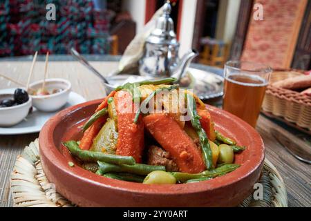 pasto tagine di manzo e verdure con tè alla menta in un ristorante a marrakech, marocco Foto Stock