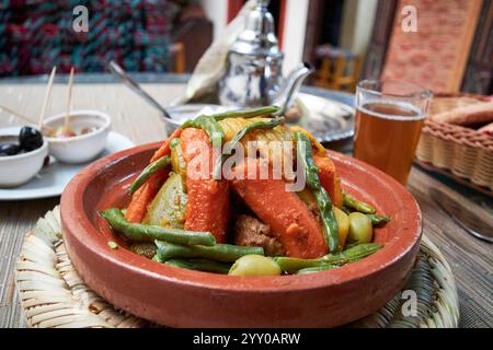 pasto tagine di manzo e verdure con tè alla menta in un ristorante a marrakech, marocco Foto Stock