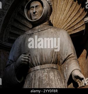 Marchese Alberto V d'Este (1347 - 1393) della Casa degli Este, fondatore dell'Università di Ferrara in Emilia-Romagna, Italia. La famiglia Este stabilì il dominio indiscusso di Ferrara a metà degli anni '1200 Statua in nicchia sul fronte occidentale della Cattedrale di San Giorgio (Duomo di San Giorgio Martire) a Ferrara. Foto Stock