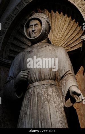 Marchese Alberto V d'Este (1347 - 1393), fondatore dell'Università di Ferrara in Emilia-Romagna, Italia, e sovrano di Ferrara in successione al fratello, Nicolò II d'Este. Statua in nicchia sul fronte occidentale della Cattedrale di San Giorgio (Duomo di San Giorgio Martire) a Ferrara. Foto Stock