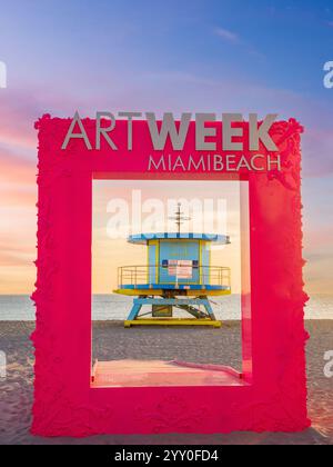 Il Lincoln Road 1 Lifeguard Hut durante Art Basel e Art Week, situato a South Beach Foto Stock