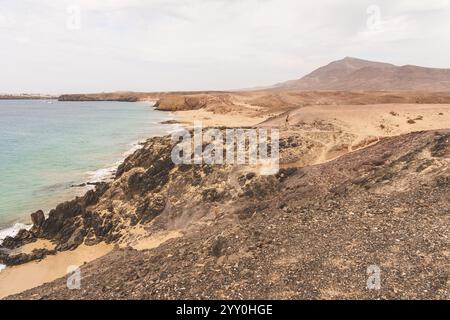Spiaggia di Lanzarote Papagayo con turisti. 1° dicembre 2024 Foto Stock