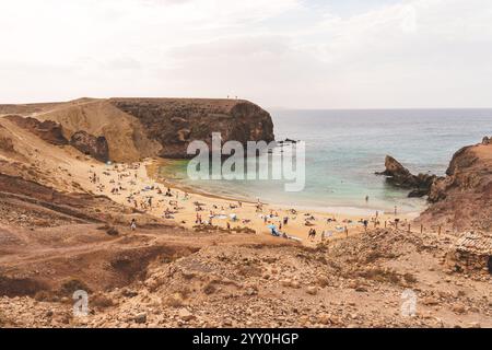 Spiaggia di Lanzarote Papagayo con turisti. 1° dicembre 2024 Foto Stock