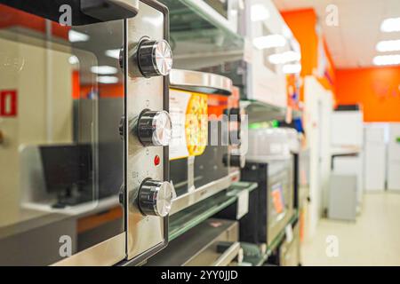 Primo piano delle manopole di controllo del forno a microonde in un negozio di elettrodomestici Foto Stock