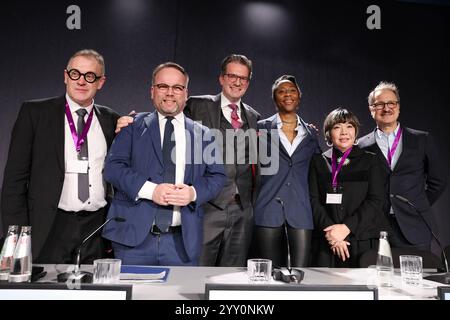 Vorstellung der Kuenstlerischen Leitung der documenta 16 am Mittwoch 18.12.2024 in Kassel. Foto v.l.: Andreas Hoffmann, Geschaeftsfuehrer der documenta und Museum Fridericianum gGmbH Timon Gremmels, der stellvertretende Aufsichtsratsvorsitzende und Hessischer Staatsminister fuer Wissenschaft und Forschung, Kunst und Kultur Oberbuergermeister Sven Schoeller, Aufsichtsratsminister fuer Foto Stock