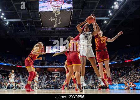 Uncasville, Connecticut, Stati Uniti. 17 dicembre 2024. L'attaccante degli UConn Huskies Sarah strong (21) rimbalza la palla durante una partita di basket femminile NCAA nella Invesco QQQQ Basketball Hall of Fame Women's Showcase tra gli UConn Huskies e gli Iowa State Cyclones alla Mohegan Sun Arena di Uncasville, CT. Erica Denhoff/CSM/Alamy Live News Foto Stock