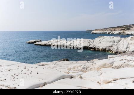 Vista della costa e della grande roccia bianca di gesso presso la spiaggia del Governatore di Limassol, Cipro. Ripide scogliere di pietra e mare blu profondo. Foto Stock