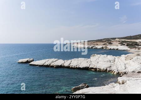 Vista della costa e della grande roccia bianca di gesso presso la spiaggia del Governatore di Limassol, Cipro. Ripide scogliere di pietra e mare blu profondo. Foto Stock