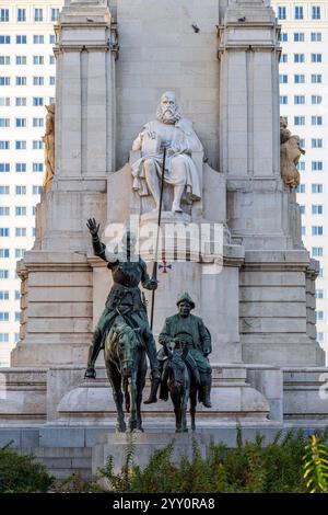 Scultura in pietra dello scrittore spagnolo Miguel de Cervantes e sculture in bronzo di Don Chisciotte e Sancho Panza, Plaza de Espana, Madrid, Spagna Foto Stock