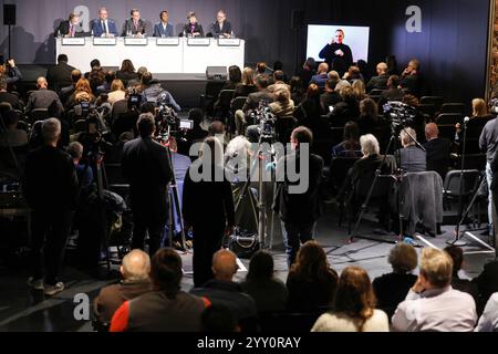 Vorstellung der Kuenstlerischen Leitung der documenta 16 am Mittwoch 18.12.2024 in Kassel. Foto v.l.: Andreas Hoffmann, Geschaeftsfuehrer der documenta und Museum Fridericianum gGmbH Timon Gremmels, der stellvertretende Aufsichtsratsvorsitzende und Hessischer Staatsminister fuer Wissenschaft und Forschung, Kunst und Kultur Oberbuergermeister Sven Schoeller, Aufsichtsratsminister fuer Foto Stock