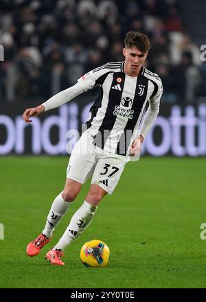 Torino, Italia. 17 dicembre 2024. Nicolo Savona della Juventus FC durante la partita di Coppa Italia 2024/25 tra Juventus FC e Cagliari calcio all'Allianz Stadium il 17 dicembre 2024 a Torino, Italia - ph Giuliano Marchisciano durante Juventus FC vs Cagliari calcio, partita di Coppa Italia a Torino, 17 dicembre 2024 Credit: Independent Photo Agency/Alamy Live News Foto Stock