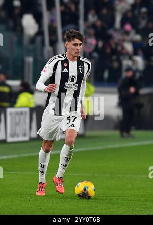 Torino, Italia. 17 dicembre 2024. Nicolo Savona della Juventus FC durante la partita di Coppa Italia 2024/25 tra Juventus FC e Cagliari calcio all'Allianz Stadium il 17 dicembre 2024 a Torino, Italia - ph Giuliano Marchisciano durante Juventus FC vs Cagliari calcio, partita di Coppa Italia a Torino, 17 dicembre 2024 Credit: Independent Photo Agency/Alamy Live News Foto Stock