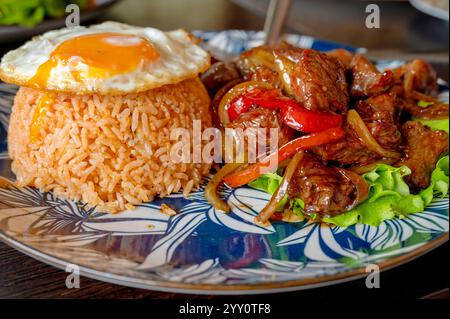 Frittura di manzo vietnamita con riso fritto e uovo Sunny Side Up Foto Stock