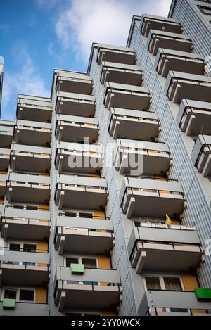 Edificio residenziale a Berlino, che mostra il ritmo del design architettonico e dell'armonia urbana Foto Stock