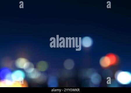 molti dei bokeh dal tubo della lampadina chiaro su una strada di notte che assomiglia alla luce della stella dorata di lusso in sfondo scuro Foto Stock